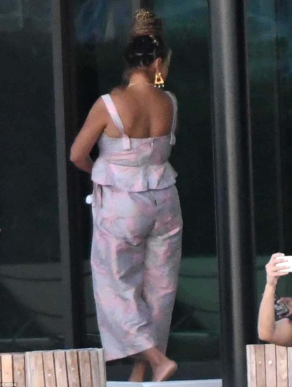 Beyonce Knowles lần đầu khoe cặp sinh đôi mới sinh - 14
Ngôi sao của Single Ladies đã cố gắng giảm cân sau khi sinh và hiện tại, cô đã khá thon thả.