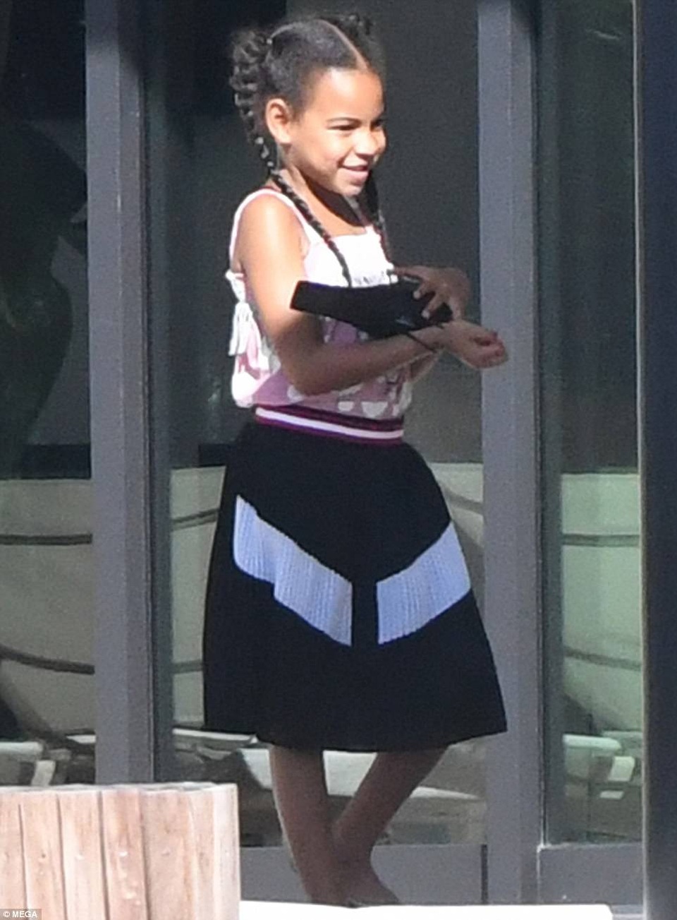Beyonce Knowles lần đầu khoe cặp sinh đôi mới sinh - 18
Blue Ivy càng lớn càng đáng yêu và được mẹ khen là rất trưởng thành và ra dáng chị cả khi biết giúp mẹ trông em.
