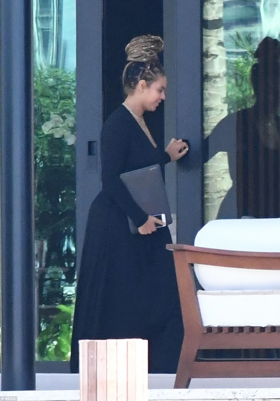 Beyonce Knowles lần đầu khoe cặp sinh đôi mới sinh - 20
Beyonce đã dần xuất hiện tại các sự kiện của làng giải trí sau khi sinh hai con cách đây 5 tháng. Tuy nhiên, cô chưa có kế hoạch trở lại với âm nhạc.