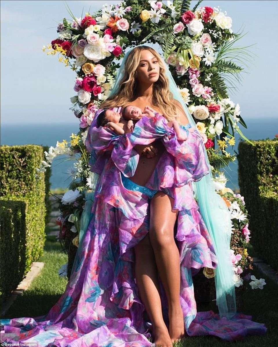 Beyonce Knowles lần đầu khoe cặp sinh đôi mới sinh - 21
Beyonce Knowles khoe ảnh cặp sinh đôi một trai và một gái sau khi hai con chào đời cách đây không lâu. So với thời điểm này, hiện hai bé đã trưởng thành và thay đổi đáng kể.
