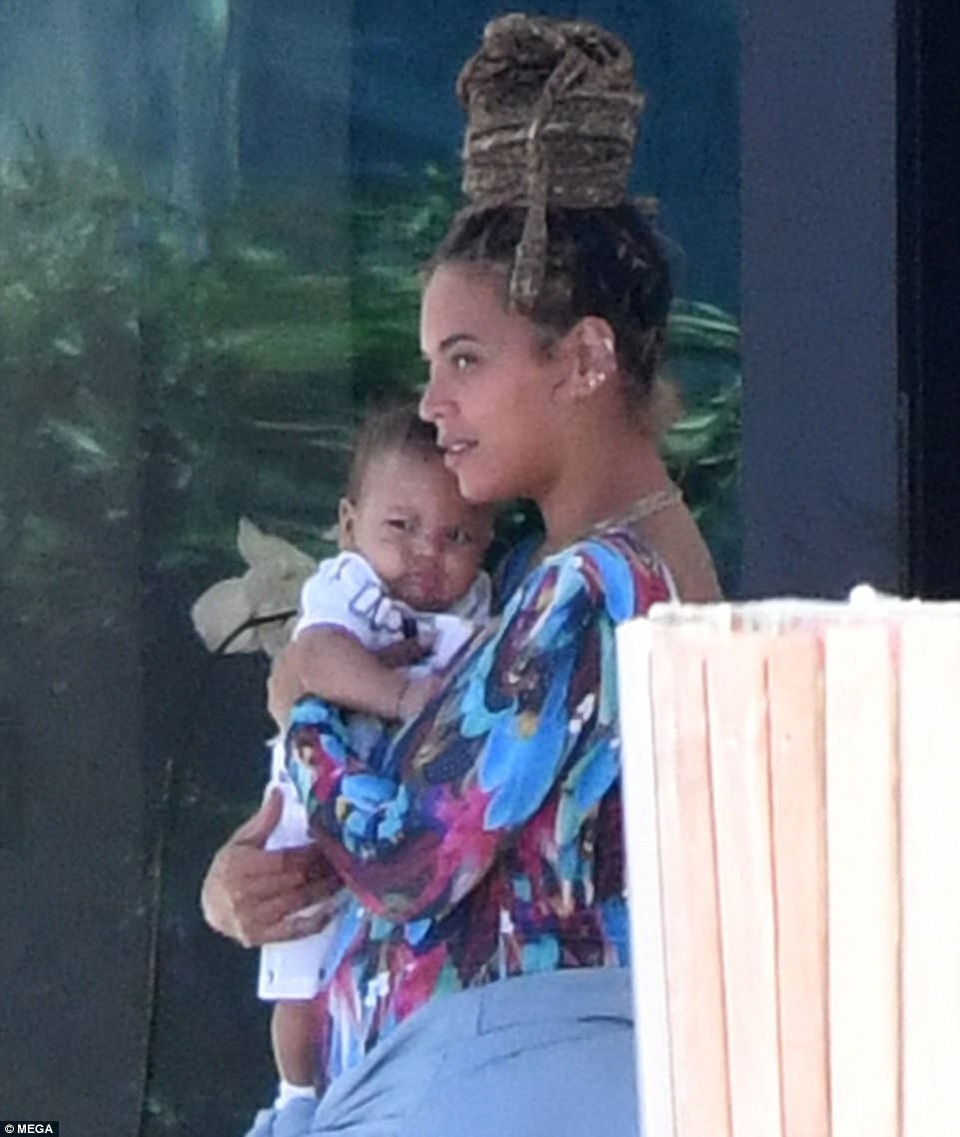 Beyonce Knowles lần đầu khoe cặp sinh đôi mới sinh - 4
Bé Sir khá giống cha ruột với hai má bầu bĩnh dễ thương.