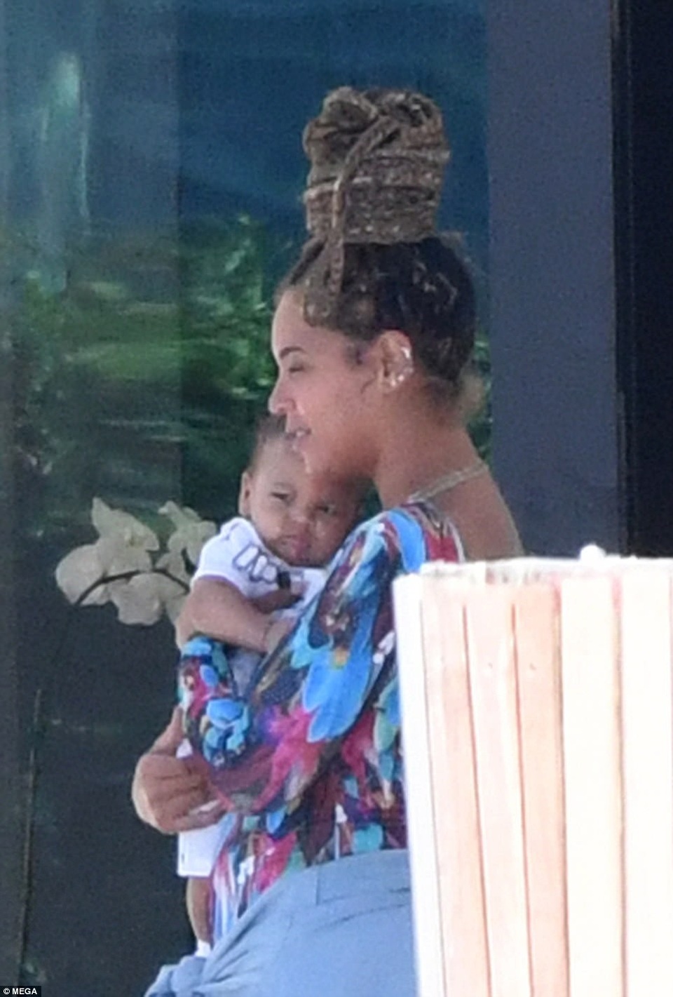 Beyonce Knowles lần đầu khoe cặp sinh đôi mới sinh - 8 Beyonce Knowles lần đầu khoe cặp sinh đôi mới sinh - 8
