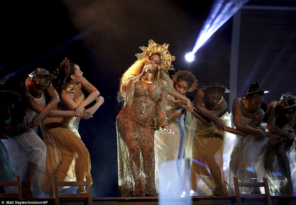 "Bà bầu" Beyonce Knowles trình diễn "máu lửa" tại Grammy năm 2017 - 8 "Bà bầu" Beyonce Knowles trình diễn "máu lửa" tại Grammy năm 2017 - 8