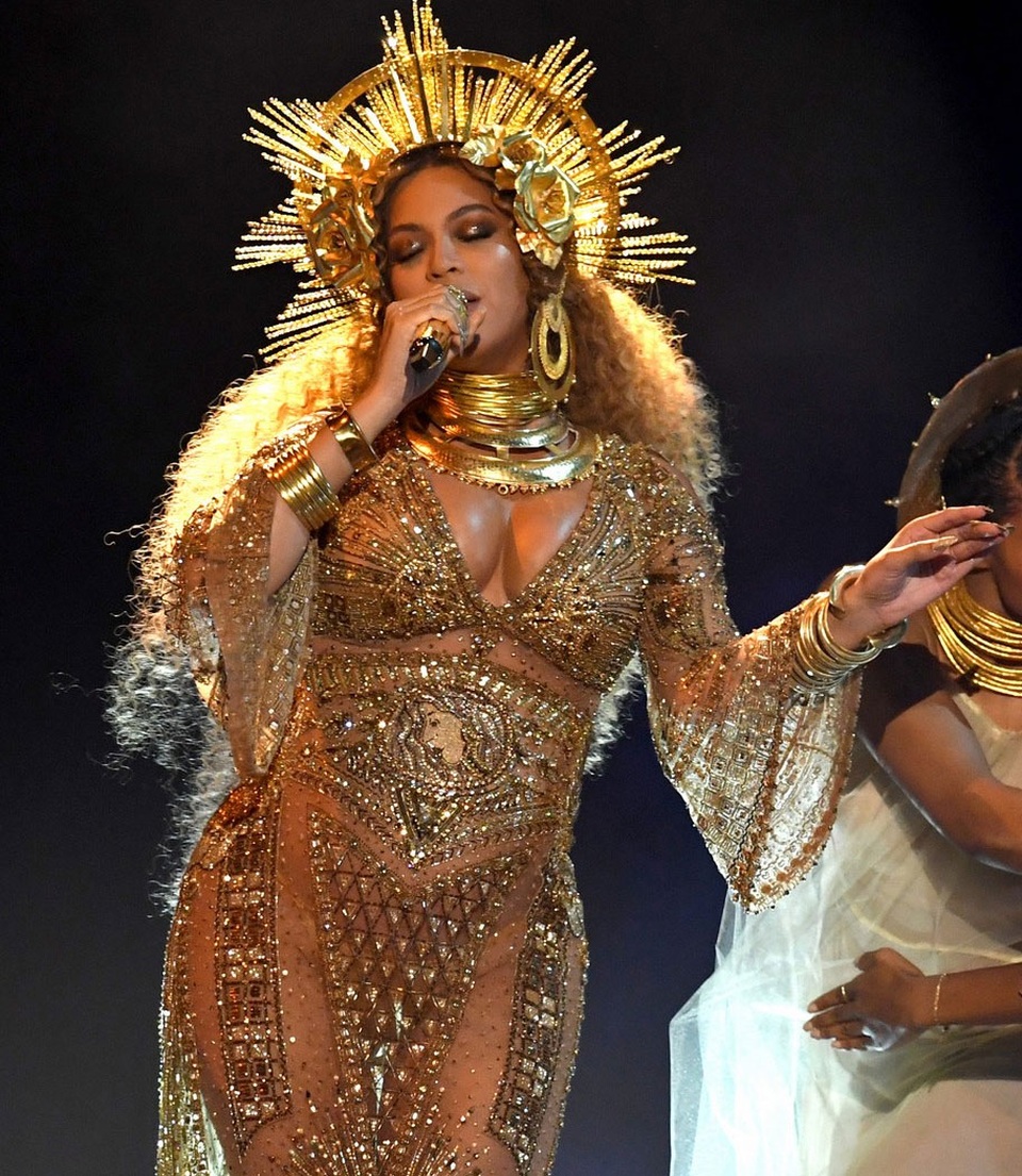 "Bà bầu" Beyonce Knowles trình diễn "máu lửa" tại Grammy năm 2017 - 2
Nữ ca sĩ 35 tuổi thể hiện ca khúc “Love Drought” và “Sandcastles” cùng dàn vũ công trên sân khấu.
