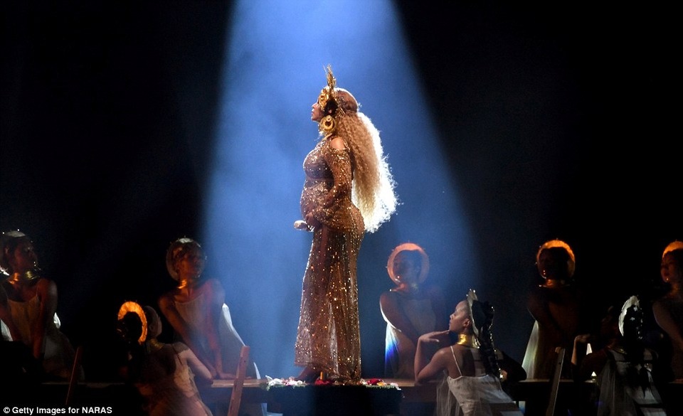 "Bà bầu" Beyonce Knowles trình diễn "máu lửa" tại Grammy năm 2017 - 12 "Bà bầu" Beyonce Knowles trình diễn "máu lửa" tại Grammy năm 2017 - 12