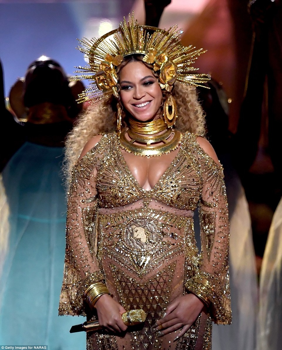 "Bà bầu" Beyonce Knowles trình diễn "máu lửa" tại Grammy năm 2017 - 13
Nụ cười rạng ngời hạnh phúc của Beyonce khi phần trình diễn của cô được tán thưởng.