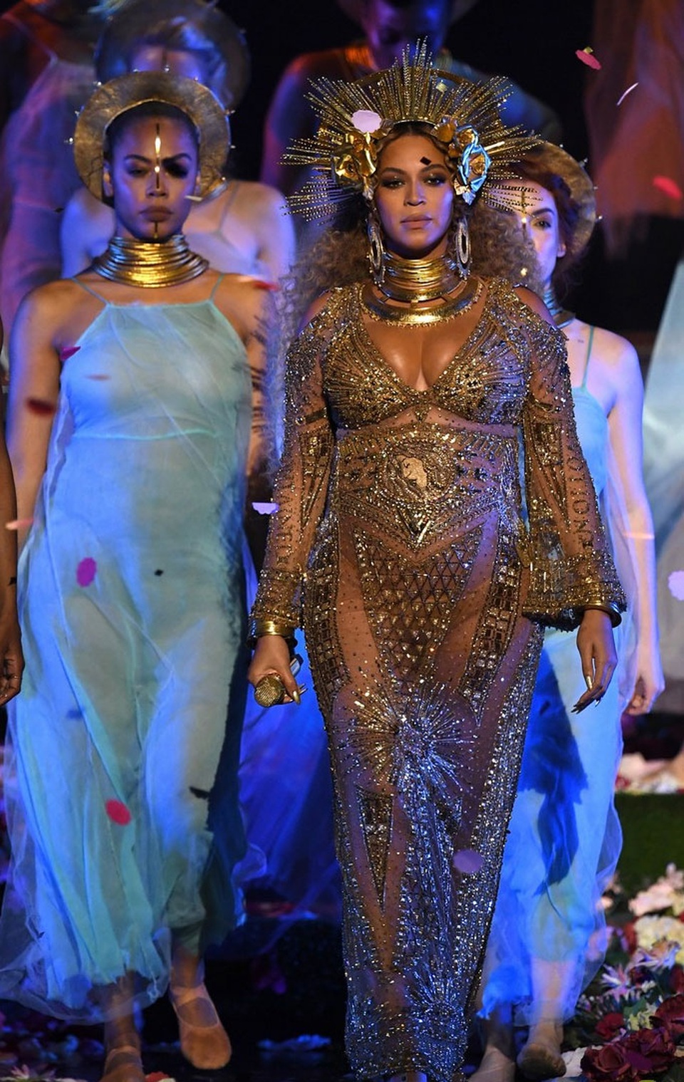 "Bà bầu" Beyonce Knowles trình diễn "máu lửa" tại Grammy năm 2017 - 1
Beyonce Knowles trình diễn tại Grammy năm 2017, ngày 13/2 (giờ Việt Nam). Cô tạo hình như một nữ thần quyến rũ trên sân khấu.