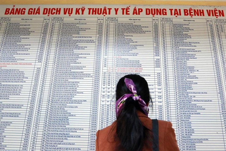 TP HCM: Người không có BHYT “méo mặt” vì tăng viện phí - 1
Người dân đứng trước bảng giá viện phí của một bệnh viện đầu ngành ở Hà Nội. Ảnh: Hải Nguyễn
