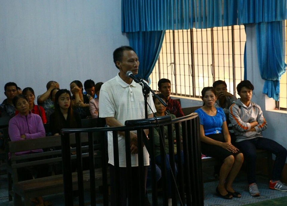 Nhân viên đội trật tự đô thị “nổ” quan hệ rộng để lừa chạy việc - 1
Bị cáo Chinh trước vành móng ngựa