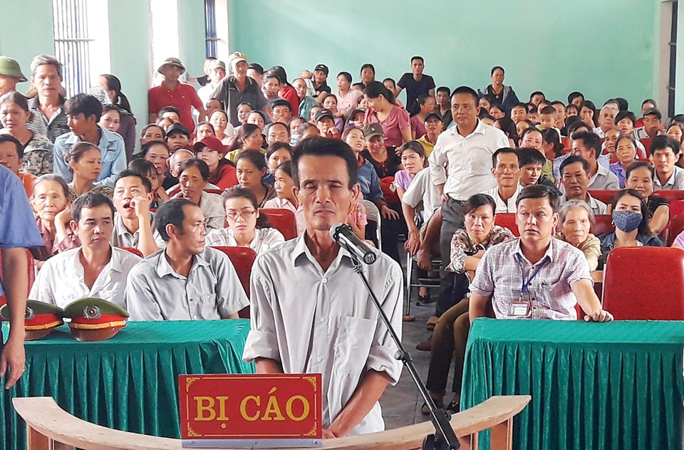 Không bán được dê, chặt trụi vườn cam của hàng xóm - 1 Bị cáo Trần Đình Dinh tại phiên tòa