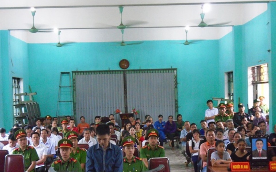 Vác dao đâm chết đồng nghiệp xe ôm vì nghi ngờ tranh giành khách - 1 Bị cáo Đỗ Văn Tùng tại phiên tòa xét xử lưu động