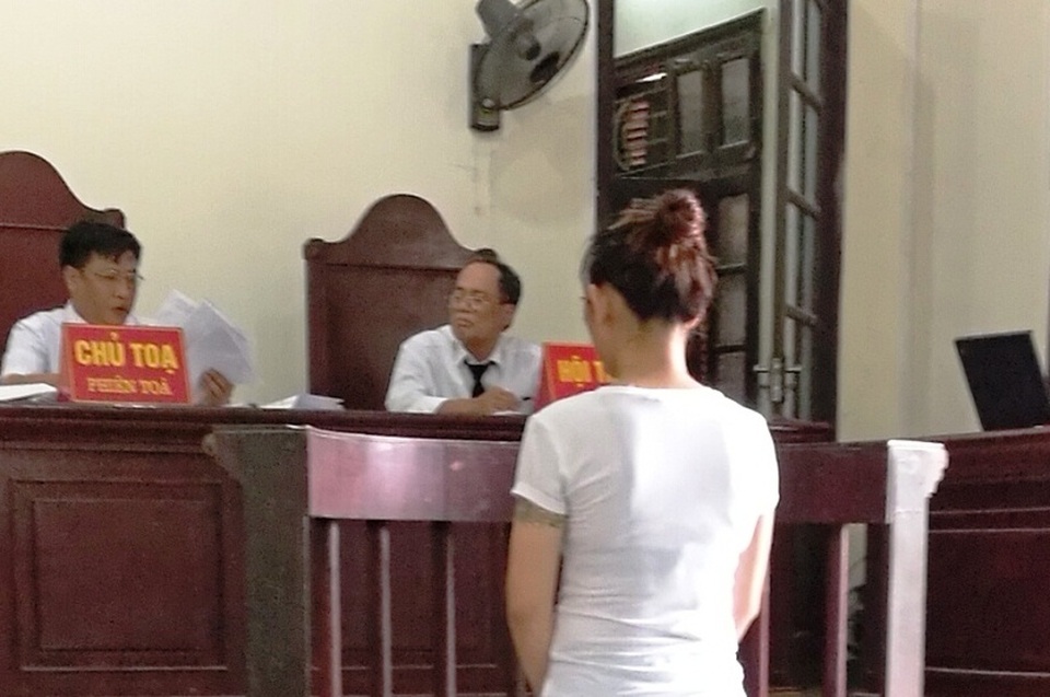Làm sứt mép bàn tại quán Karaoke, người mẹ đơn thân lĩnh 12 tháng tù - 1 Bị cáo Lê Thị Trang tại phiên tòa