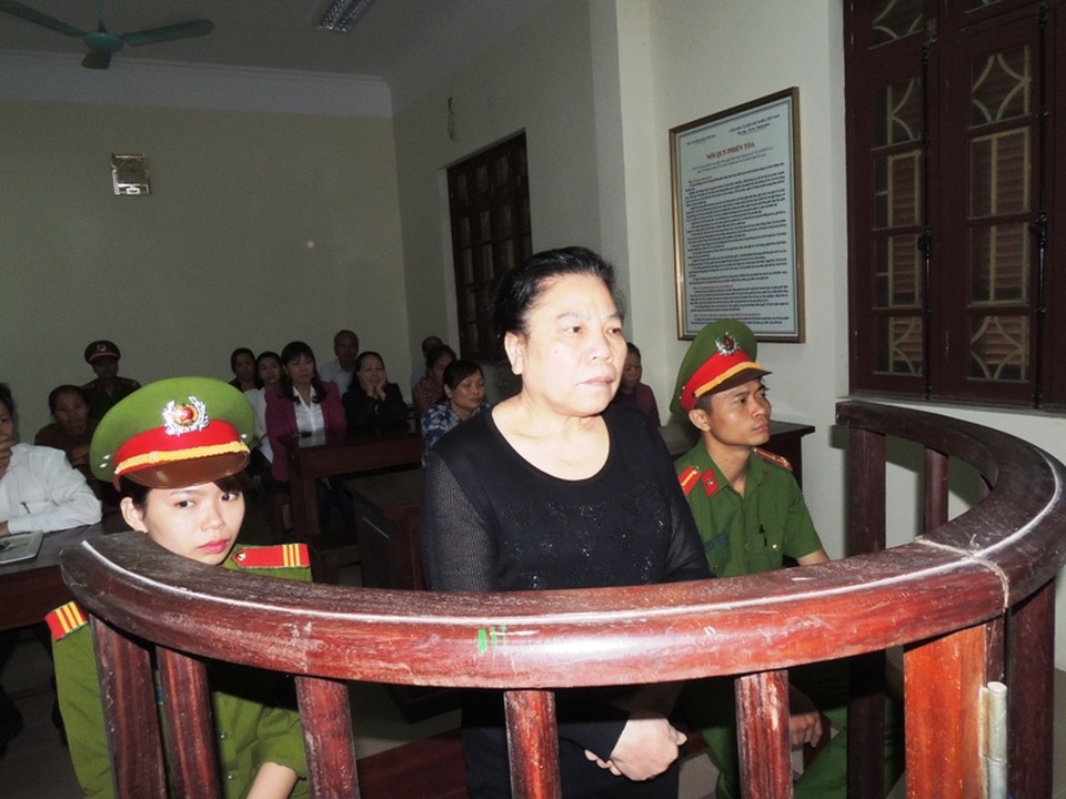 Vay tiền, vàng của gần 100 người để đánh bạc và chơi lô đề - 1 Bị cáo Trần Thị Hảo trước vành móng ngựa (ảnh: Công an Hà Nam)