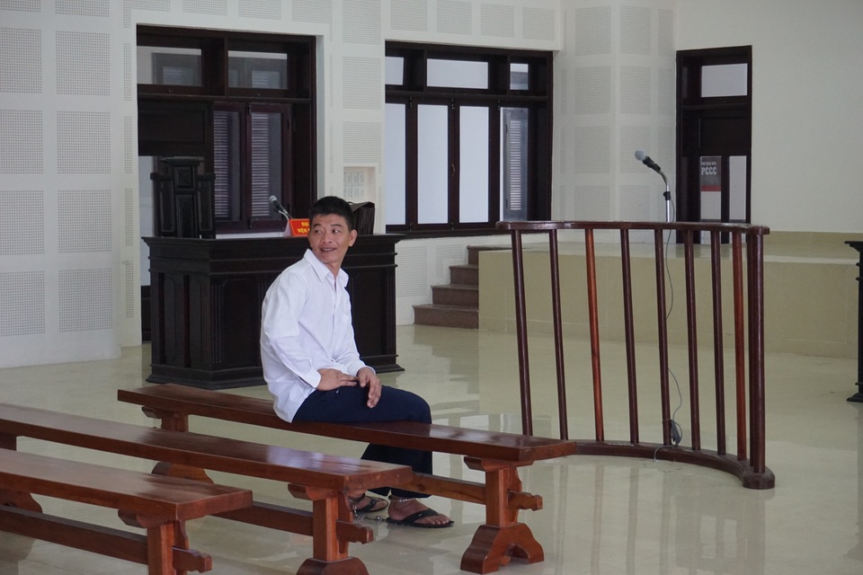 Thuê xe tải đi khắp các tỉnh, thành để trộm cắp tài sản - 1 Trong giờ giải lao, Nghệ quay lại nhìn vợ con và đứa con trai 5 tuổi