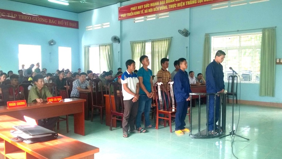 Bị phát hiện phá rừng, dùng dao chém kiểm lâm - 1 Hai bị cáo tại phiên tòa sơ thẩm