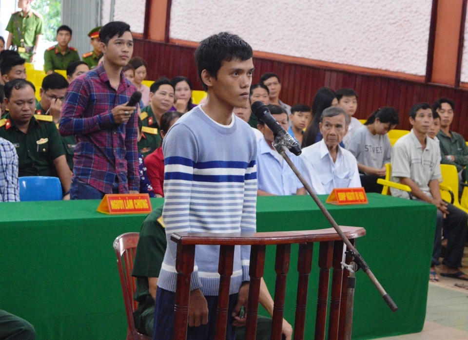 19 năm tù cho đối tượng đâm nhầm trung úy quân đội - 1 Kết thúc phiên tòa, HĐXX tuyên phạt bị cáo Trịnh Tấn Vinh 19 năm tù và phải bồi thường cho gia đình bị hại trên 112 triệu đồng và cấp dưỡng cho hai con nạn nhân đến khi hai cháu 18 tuổi.