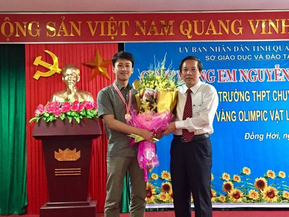 Lãnh đạo tỉnh Quảng Bình đón, tặng hoa chúc mừng “chàng trai vàng” Olympic Vật lý Quốc tế - 1 Bí thư Tỉnh ủy Quảng Bình tặng hoa chúc mừng em Nguyễn Thế Quỳnh