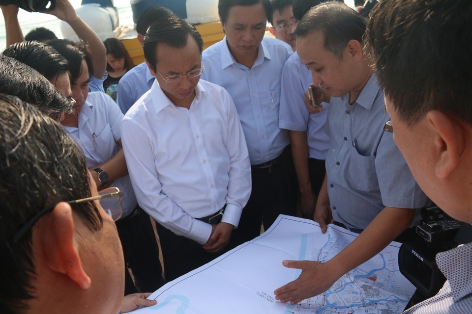 Bí thư Đà Nẵng: “Đừng tiếc tiền cho môi trường mà đánh mất biển” - 3 Bí thư Nguyễn Xuân Anh nghe các sở, ngành báo cáo về tình trạng sạt lở bờ biển
