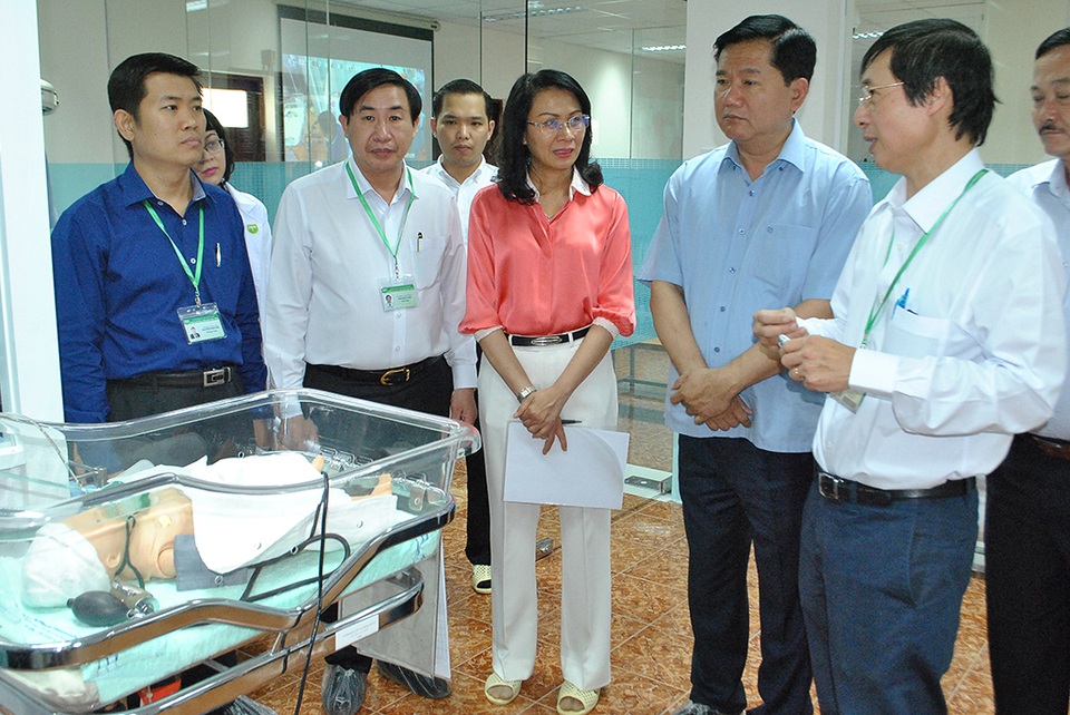 Bí thư Đinh La Thăng: "Phải bỏ ngay cơ chế tuyển sinh phải có hộ khẩu” - 1
Bí thư Thành ủy TPHCM Đinh La Thăng tham quan phòng học mô hình của trường ĐH Y khoa Phạm Ngọc Thạch