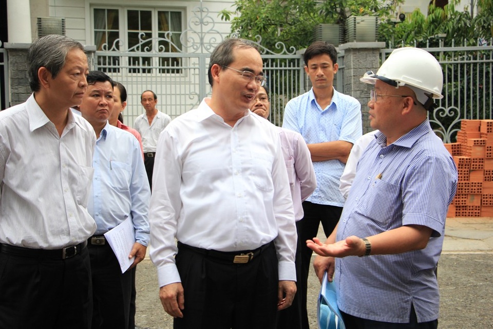 Vận hành máy bơm thông minh giải quyết “rốn” ngập cho TPHCM - 1 Chủ đầu tư báo cáo tiến độ dự án với Bí thư Nguyễn Thiện Nhân