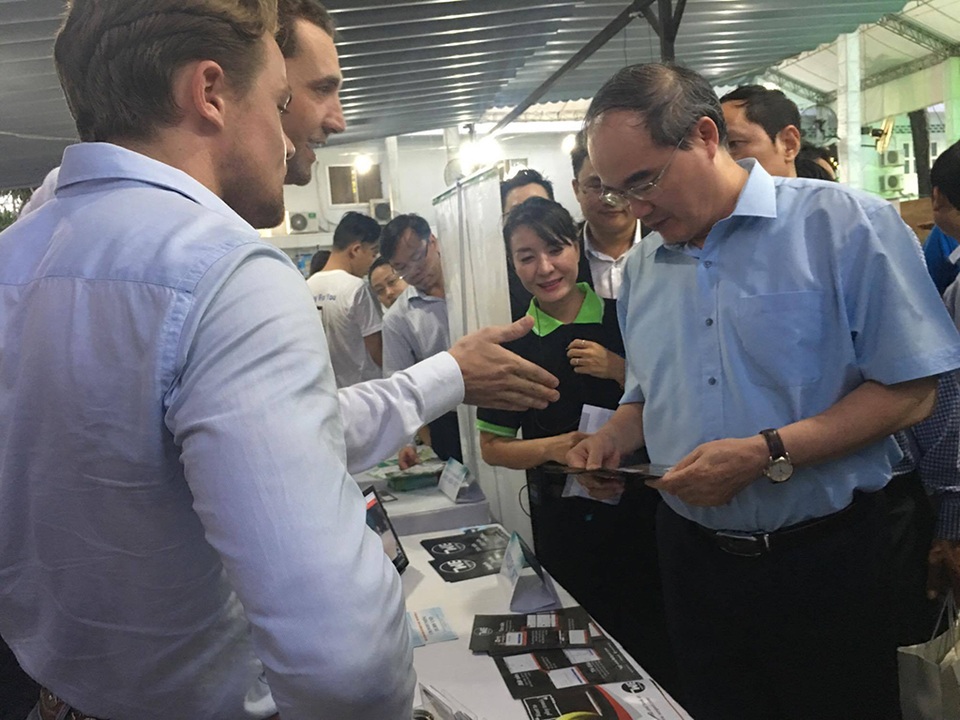 Hơn 40% dự án khởi nghiệp cả nước hoạt động tại TP.HCM - 2 Ông Nhân cũng tham quan các Startup tại Trung tâm hỗ trợ khởi nghiệp đổi mới sáng tạo thành phố (SIHUB) vào tối 7/9