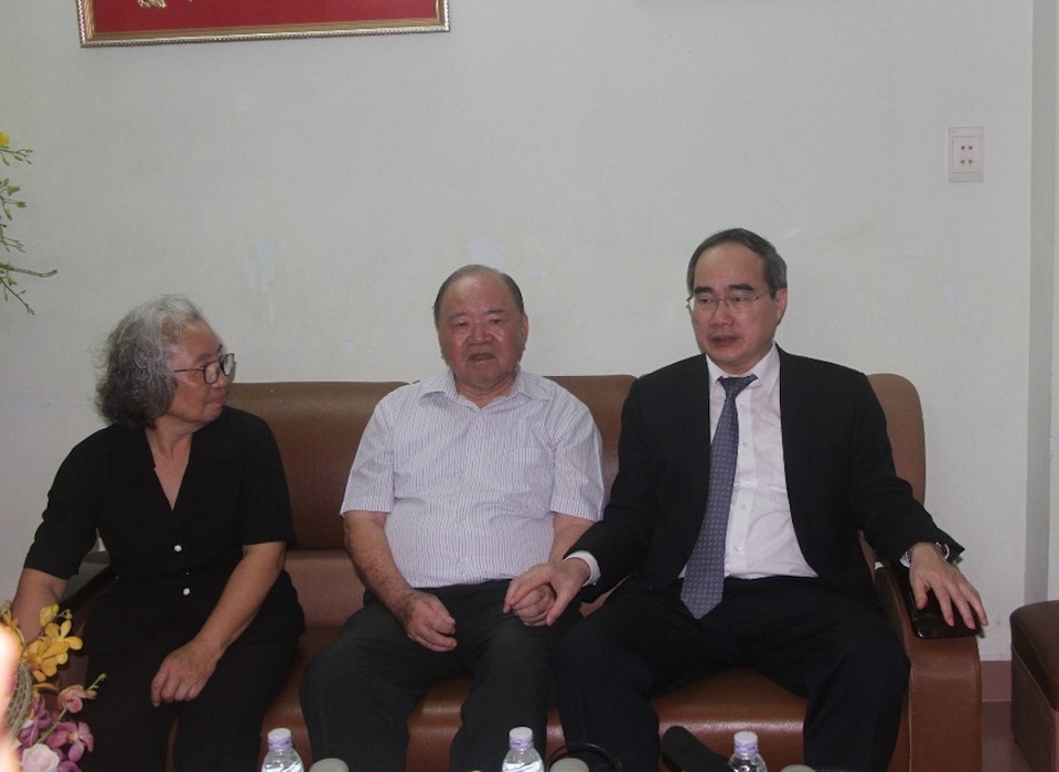 Xúc động buổi gặp gỡ của Bí thư Thành ủy TPHCM Nguyễn Thiện Nhân với người hiệu trưởng cũ - 2 Giây phút ôn lại những kỷ niệm của hơn 30 năm trước khi ông Nhân về làm giảng viên trường ĐH Bách khoa TP.HCM
