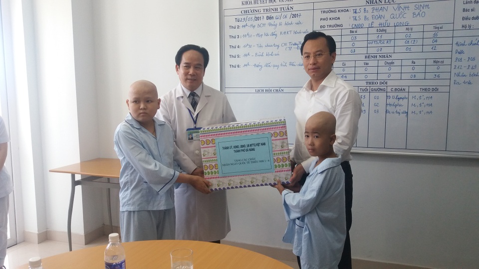 Bí thư Đà Nẵng thăm các bệnh nhi ung thư - 1 Bí thư Nguyễn Xuân Anh tặng quà cho các bệnh nhi đang điều trị tại Bệnh viện ung bướu Đà Nẵng