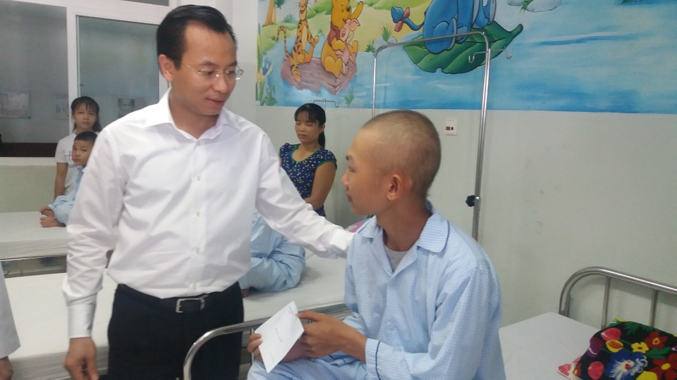 Bí thư Đà Nẵng thăm các bệnh nhi ung thư - 2 Bí thư Nguyễn Xuân Anh trực tiếp thăm hỏi các bệnh nhi