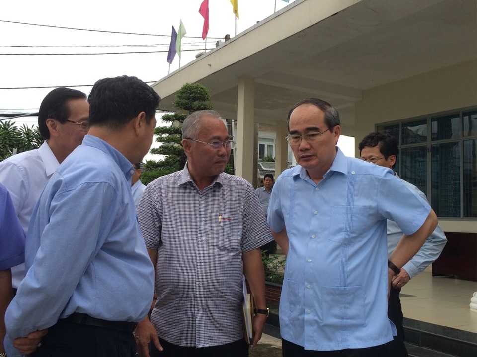 Tiểu thương phân trần lý do tiêm thuốc an thần cho heo - 1 Bí thư Nguyễn Thiện Nhân trao đổi với lãnh đạo huyện Hóc Môn bên lề buổi tiếp xúc cử tri
