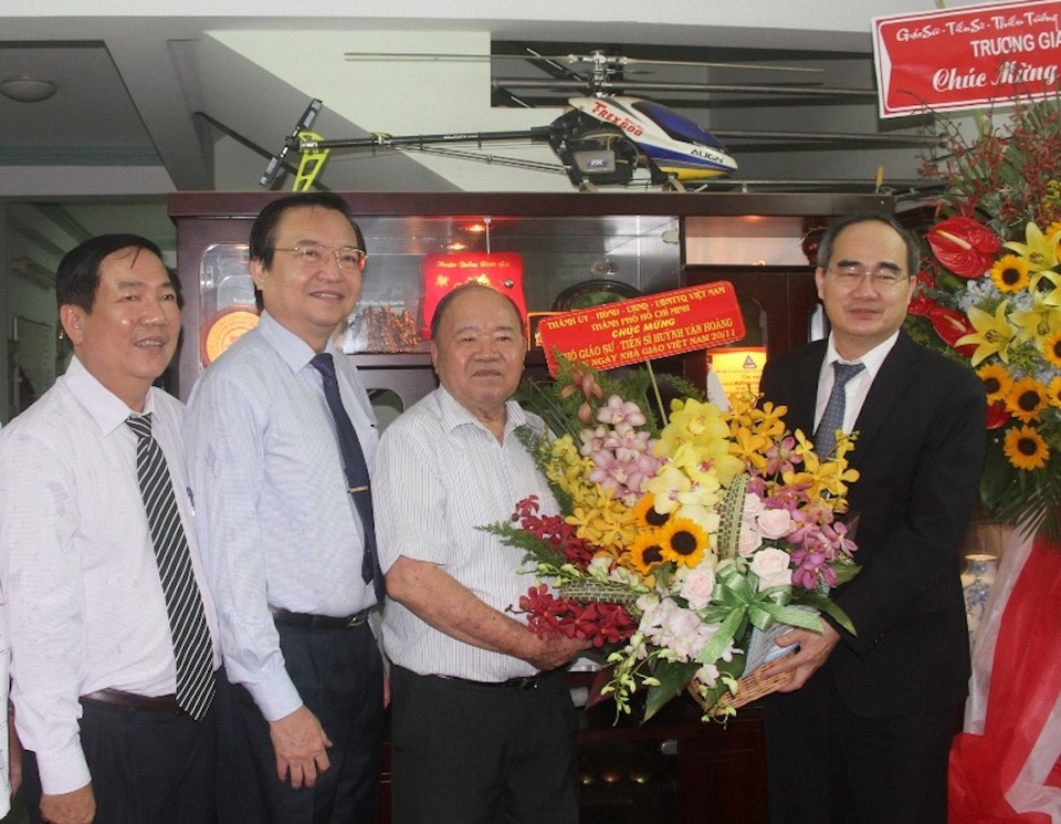 Xúc động buổi gặp gỡ của Bí thư Thành ủy TPHCM Nguyễn Thiện Nhân với người hiệu trưởng cũ - 3 Bí thư Thành uỷ TP.HCM bày tỏ lòng tri ân với cả hai vợ chồng thầy Huỳnh Văn Hoàng vì những đóng góp lớn cho sự nghiệp giáo dục đại học