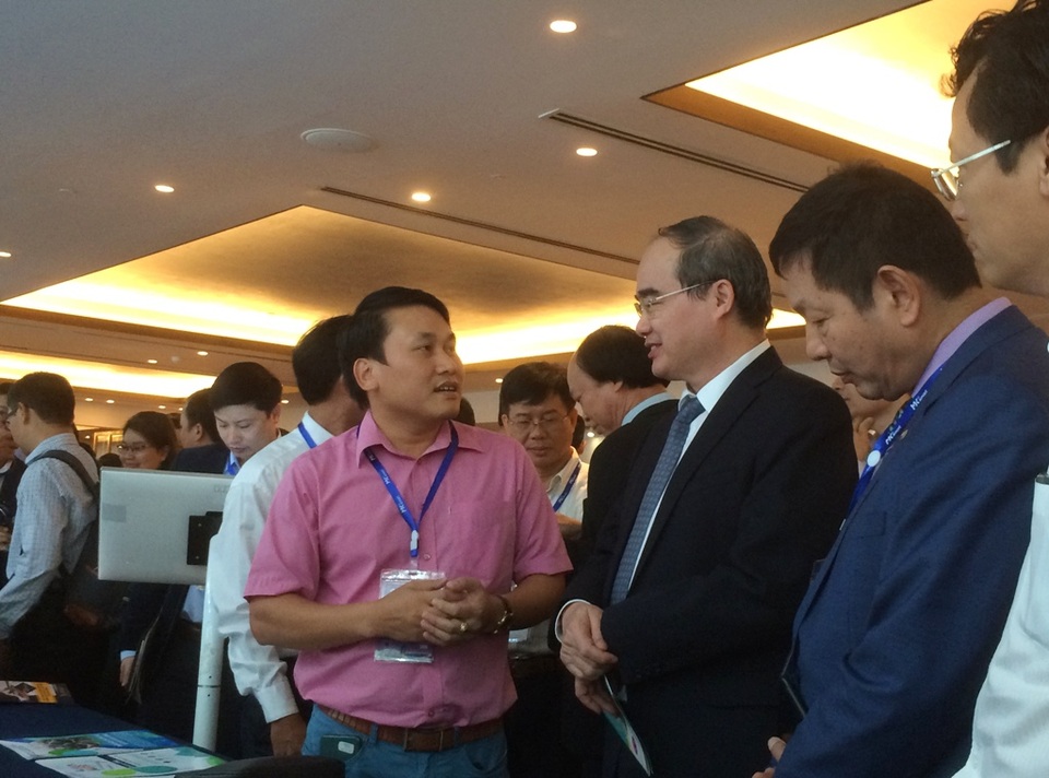 Bí thư Nguyễn Thiện Nhân tham quan các gian trưng bày sản phẩm công nghệ 