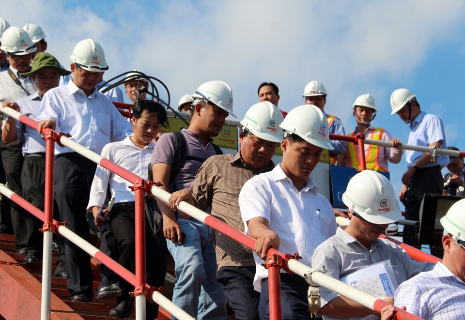 TPHCM: Cam kết vượt tiến độ dự án chống ngập 10.000 tỷ đồng - 1 Bí thư Thành ủy TPHCM Đinh La Thăng (áo nâu) kiểm tra công trường thi công cống Mương Chuối (huyện Nhà Bè)