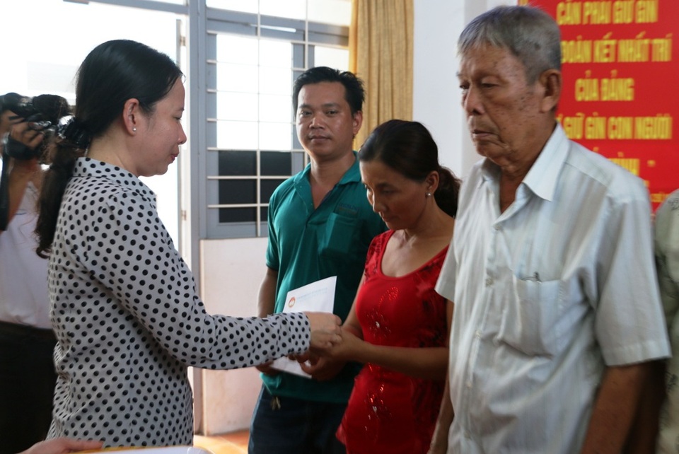 Dân bàng hoàng kể cảnh tượng 14 căn nhà bị "nuốt chửng" - 4
Bà Võ Thị Ánh Xuân - Bí thư Tỉnh ủy An Giang cùng các lãnh đạo tỉnh đến thăm hỏi và tặng quà cho người dân có nhà bị đổ sụp xuống sông.