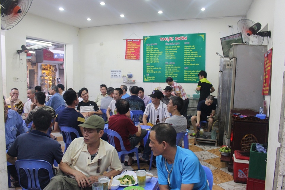 Trời nóng bức, người Hà Nội đổ xô ra hàng bia hơi giải khát - 1
Tuy chỉ mới đầu tháng 4 nhưng Hà Nội đã đón đợt nắng nóng đầu tiên với cường độ khá mạnh. Ngày 10/04, có thời điểm nhiệt độ lên tới hơn 35 độ C khiến nhiều người dân Thủ đô cảm thấy bức bối. Sau một ngày “đánh vật” với nắng nóng, vào giờ tan tầm, hàng trăm người cùng tìm đến đến các quán bán bia hơi để tạm xua tan cái oi bức, ngột ngạt.
