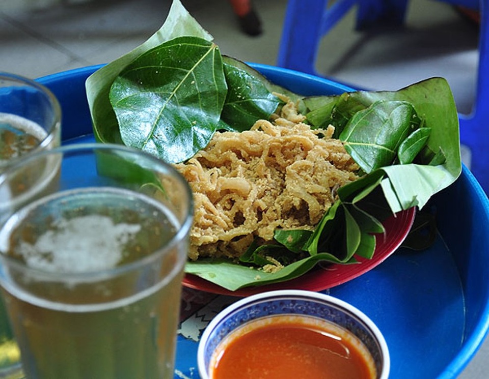 Trời nóng bức, người Hà Nội đổ xô ra hàng bia hơi giải khát - 11 Bia hơi Hà Nội tồn tại cho đến ngày nay không chỉ là một thức uống giải khát đơn thuần mà còn là một trong những nét văn hóa độc đáo.