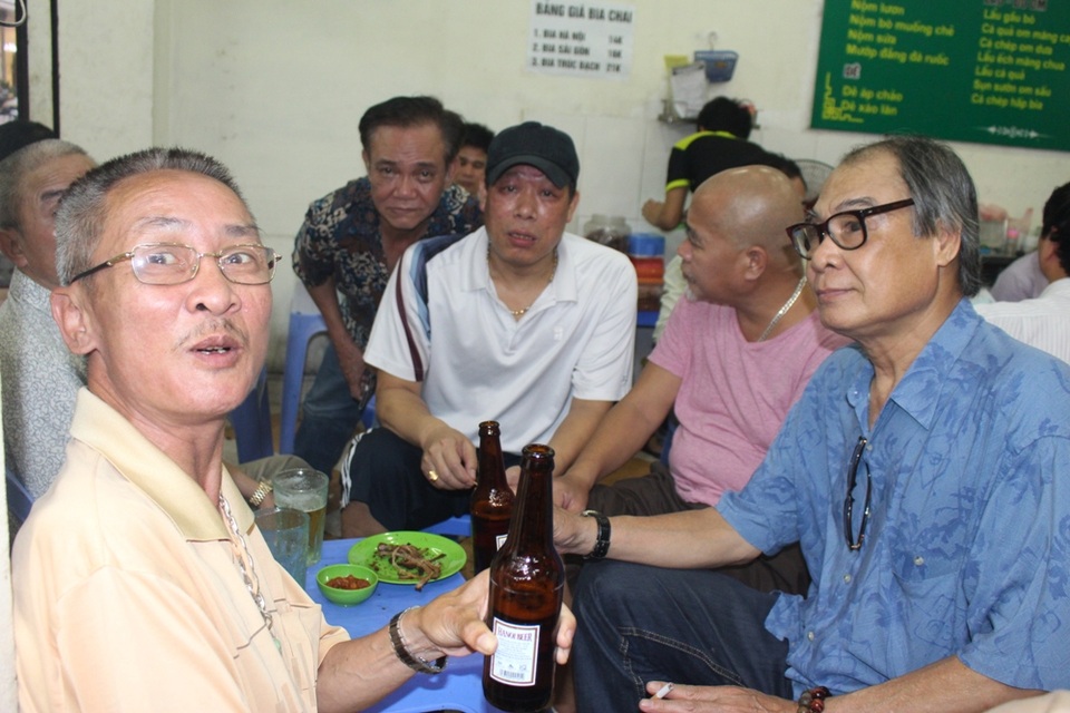 Trời nóng bức, người Hà Nội đổ xô ra hàng bia hơi giải khát - 4 Đủ mọi tầng lớp, lứa tuổi đều có thể tụ tập, cùng thưởng thức bia hơi và chia sẻ những câu chuyện không đầu không cuối. “Cái hấp dẫn ở bia hơi không nằm ở giá tiền mà nằm ở hương vị thơm ngon và niềm an ủi về tinh thần mà nó mang lại”, chú Hà (Hoàn Kiếm) chia sẻ.