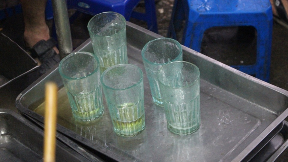 Trời nóng bức, người Hà Nội đổ xô ra hàng bia hơi giải khát - 5
Dọc các tuyến phố cổ, đường Hoàng Hoa Thám, Lê Duẩn, Tăng Bạt Hổ, … từ 4 giờ chiều, quán bia hơi nào cũng đặc kín người. Những chiếc bàn nhựa được kê san sát, đặt gọn trong khuôn viên quán nhưng tiếng cười nói rôm rả cũng làm các con phố thêm nhộn nhịp.