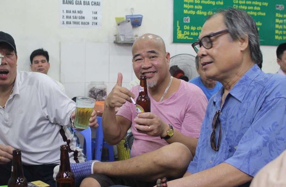 Trời nóng bức, người Hà Nội đổ xô ra hàng bia hơi giải khát - 8 Chủ một hàng bia hơi trên phố Lò Rèn cho biết, trong ngày đầu tiên nắng nóng, lượng khách đã tăng vượt trội, nhân viên không lúc nào ngơi tay.