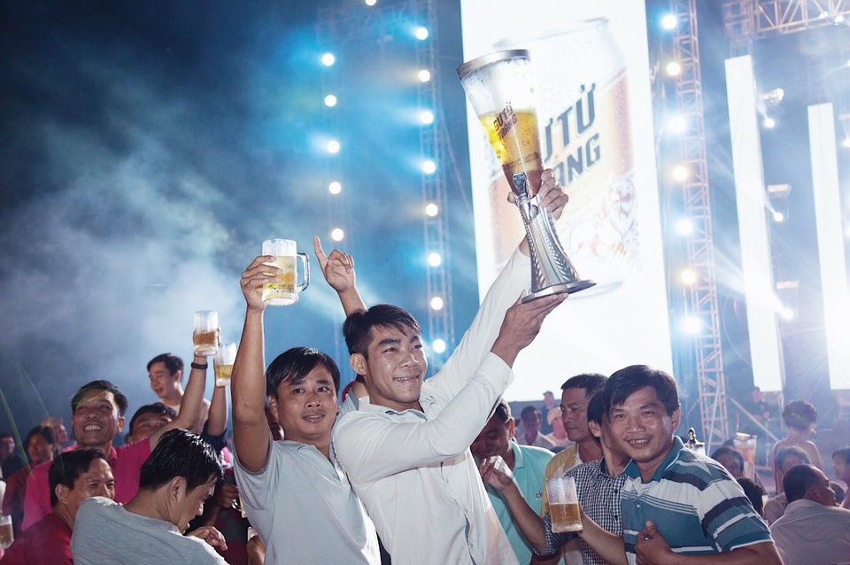 5.000 anh em đội mưa tham dự “lễ hội bia Sư Tử Trắng – Nâng ly vì chí lớn” - 2
Các anh em chí lớn thưởng thức những mẻ bia tươi ngon chuẩn men Đức