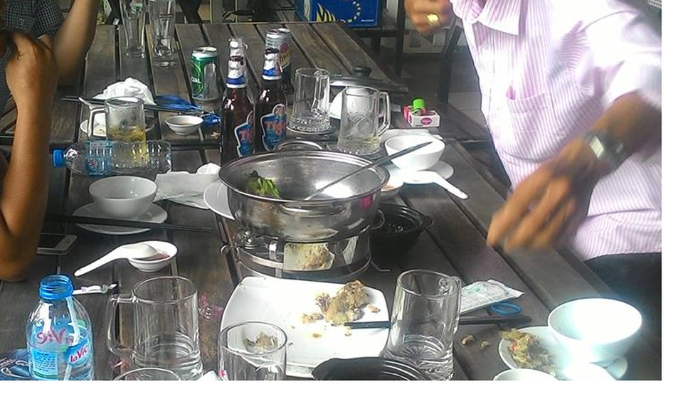 Ép bia rượu thể hiện "đẳng cấp" hay “cạn” văn hóa? - 1 
Tình thân mến thân bằng bia rượu là biểu hiện đời sống văn hóa, tinh thần nghèo nàn của người Việt