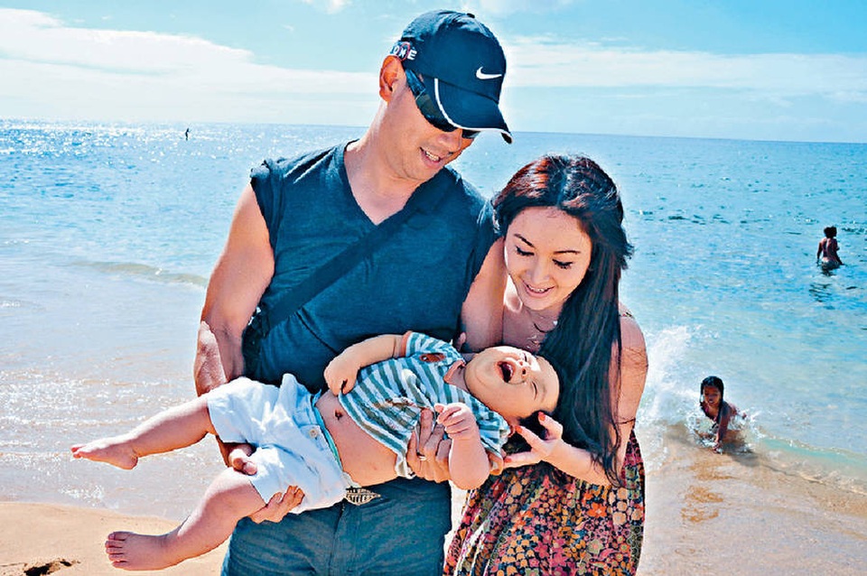 
Trong năm 2010, cặp đôi nhận một cậu con nuôi và xem bé như con ruột.
