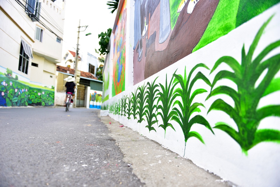 Ngắm "làng bích họa" đẹp mê mẩn ở ngoại thành Hà Nội - 12
Theo người dân ở thôn Đông Khê, từ ngày có con đường bích hoạ này, dân làng cũng nâng cao ý thức giữ gìn vệ sinh hơn. Đường lúc nào cũng sạch sẽ, rác xuất hiện là có người dọn đi luôn.