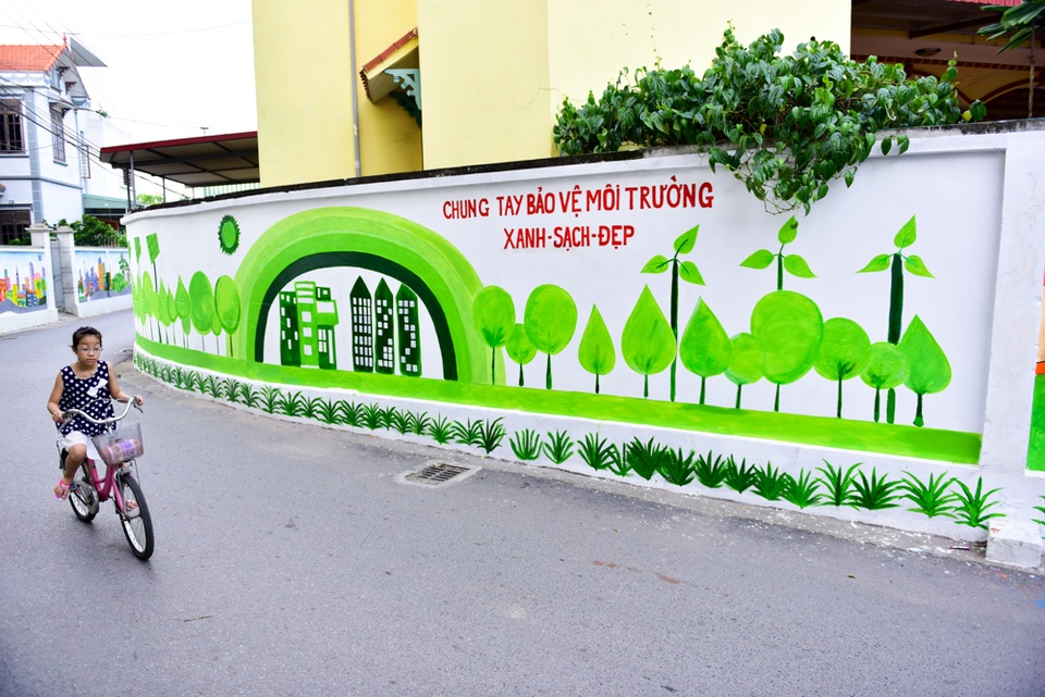 Ngắm "làng bích họa" đẹp mê mẩn ở ngoại thành Hà Nội - 4
Kinh phí thực hiện việc vẽ tranh lên trường khoảng 20 triệu đồng, được hỗ trợ từ Ban chỉ đạo xây dựng nông thôn mới xã Đan Phượng.