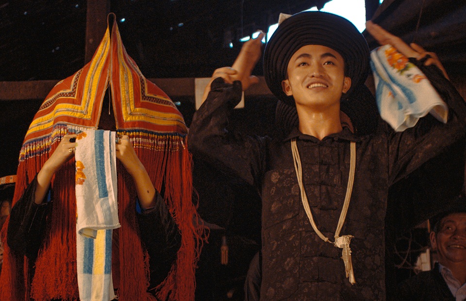 Nữ ca sĩ tái hiện đám cưới người Dao trong trang phục truyền thống, người Dao nam mặc quần và áo đơn giản, nữ trang phục phong phú hơn với những trang trí hoa văn truyền thống, đầu đội khăn đỏ.