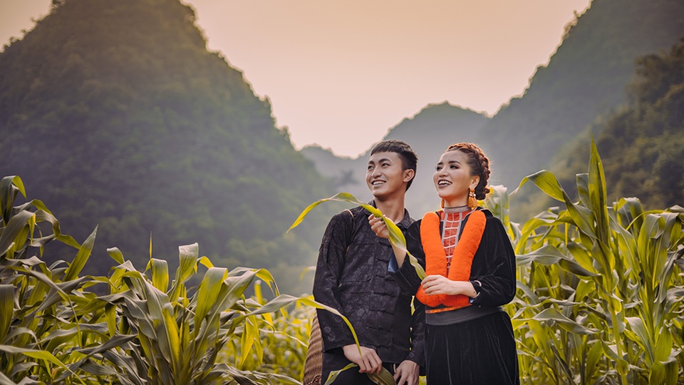 Bích Phương xinh đẹp trong trang phục truyền thống của người dân tộc Dao