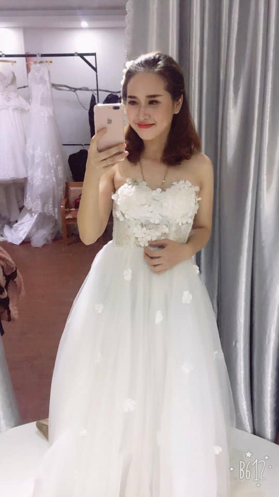 Bà mẹ 3 con Thái Nguyên xinh đẹp mơn mởn "ăn đứt" gái đôi mươi - 3
Trong lần đi thử váy cưới cùng cô em gái, không ít người lầm tưởng Bích Hạnh mới là cô dâu
