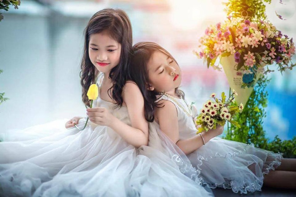 Bà mẹ 3 con Thái Nguyên xinh đẹp mơn mởn "ăn đứt" gái đôi mươi - 5
Đây là hai cô con gái thứ hai và thứ ba của Bích Hạnh