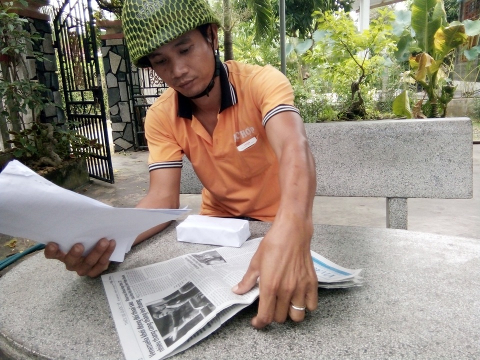 Lộ diện doanh nghiệp thuê ném “đô la âm phủ” vào nhà phóng viên - 2 Người đàn ông lạ mặt tự xưng là người của công ty TNHH Bích Hợp, đem tiền đô la âm phủ ném trước cổng nhà báo Thuần