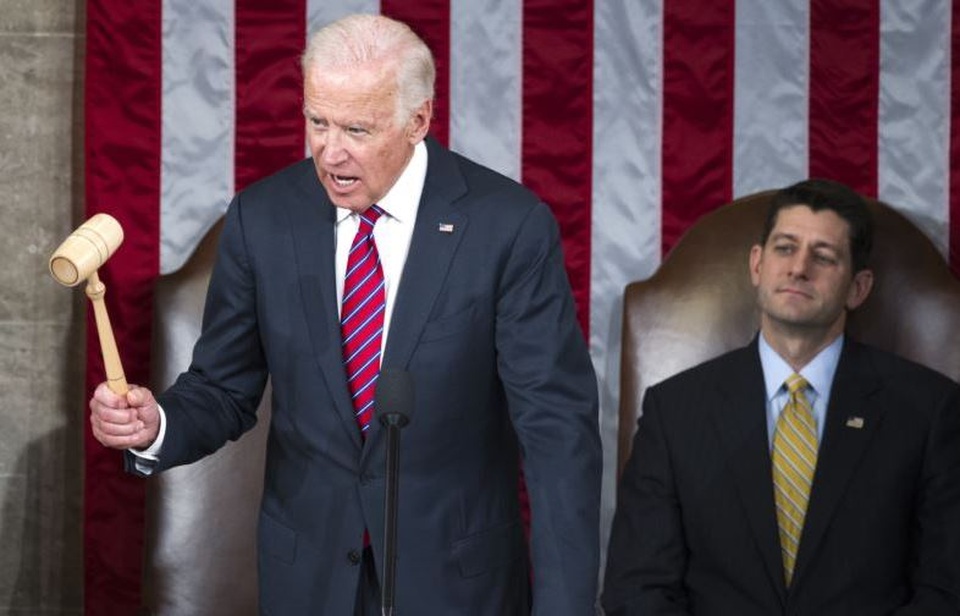 Quốc hội Mỹ chính thức công nhận ông Trump trở thành tổng thống - 1
Phó Tổng thống Mỹ Joe Biden tuyên bố ông Donald Trump chính thức đắc cử Tổng thống thứ 45 của Mỹ. (Ảnh: Getty)