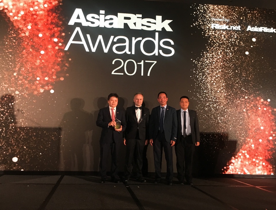 BIDV nhận giải thưởng House of The Year - Vietnam 2017 - 2
Giải thưởng Asia Risk 2017 được trao trên cơ sở đánh giá hiệu quả phát triển hoạt động kinh doanh các sản phẩm phái sinh tài chính của BIDV